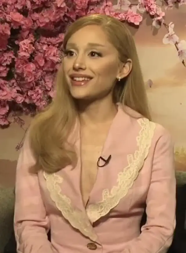 Cover image for the page on Ariana Grande.